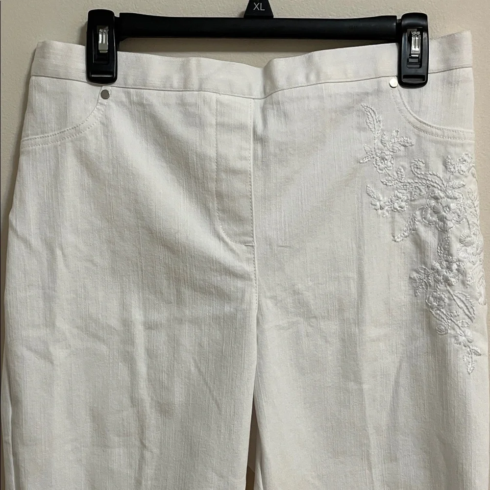 Alfred Dunner Blue Bayou White Capris with Embroidered Detail Elastic Waist 14P - Picture 3 of 14